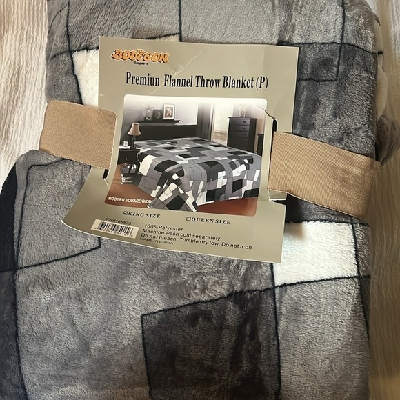 Premium flannel throw blanket - Picture 2 of 4